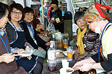 会食を楽しむ皆さん