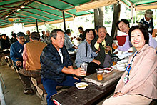 会長を囲んで会食を楽しむ皆さん