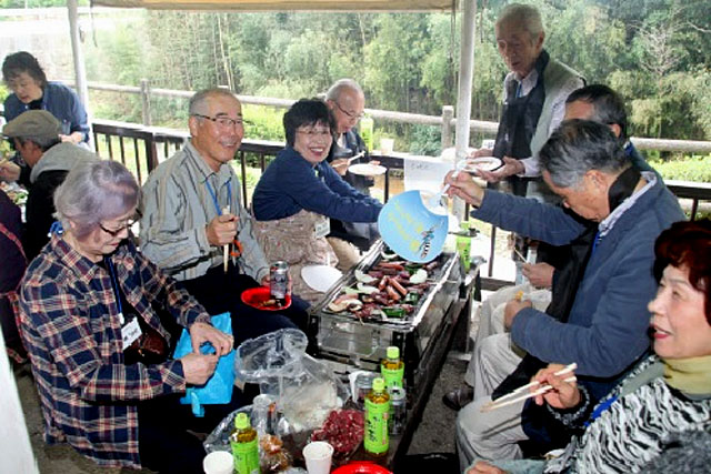 バーベキューを楽しむ
