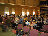 施設の概要説明を受ける皆さん