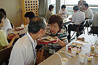 食事介助の実習風景