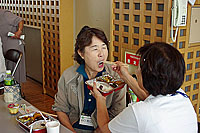 食事介助の実習風景