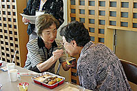 食事介助の実習風景