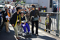 坂道での車椅子の介助
