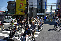 横断歩道での車椅子の介助