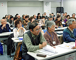 講師の話を熱心に聴く受講者