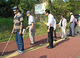 列になって誘導ブロックを歩く??