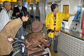 車椅子介助を体験し重要性を実感