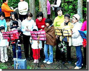地元の子供たちもベルを持って演奏に参加