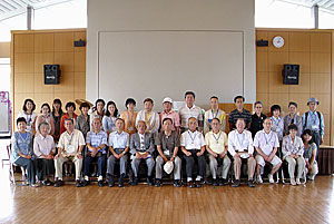 6月・7月生まれの方20名とお祝いする人たち