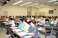2006年度活動報告を聞く皆さん