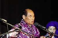 民謡ショーの山下リーダー