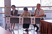 右より和田議長、妹尾書記、澤田司会