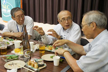 歓談中の左から三津前代表、交野拠点戸田代表、和田事務局長