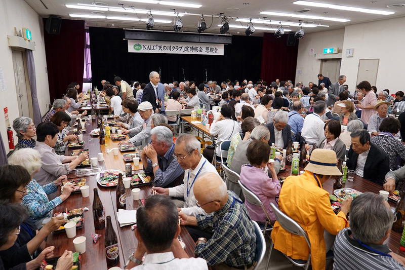 和やかな懇親会風景