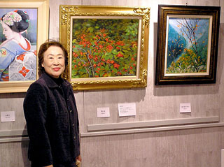 画廊「ギャラリー・レイト」油彩展の作品前での筆者