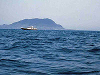 釣り舟から冠島と遊魚船(釣り船)