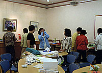 同好会作品展準備中の仲間達と