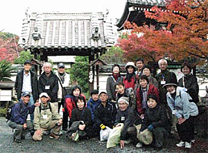 正俊寺の門前にて
