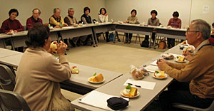 眼の模型を手にお話をされた有地先生(左手前)と出席の皆さん(一部)