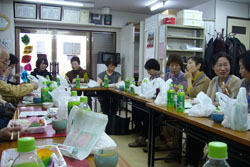 食事と談笑を楽しんだ10地区会