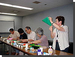 仲島さんの指導で折り紙に熱中