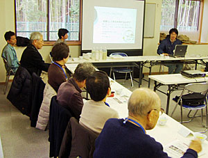 市の出前講座を受ける皆さん(一部)