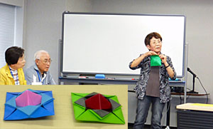折り紙の仲島会員と作品