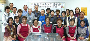 「料理教室」の講師５人、枚方市健康づくりの専門家を囲んで