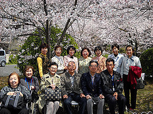 桜の花陰でおそろいのみなさん