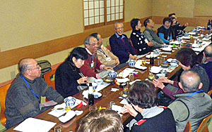 新年会で談笑する6地区の皆さん
