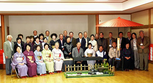 手作りのお手前セットを前に、松英会の皆さんと記念撮影