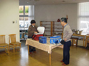 調理室で作られた料理を配食ボックスに詰めて最後の配食へ