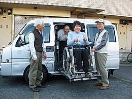 福祉車と送迎メンバーの一部です