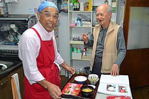 作品を前に筆者の河上さん(左)